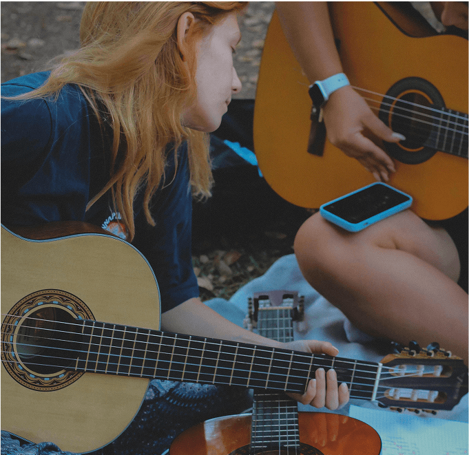 Venner som spiller guitar